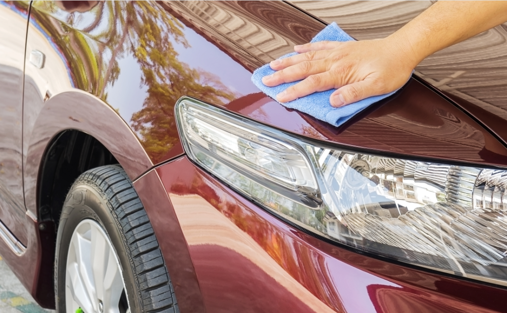 Sécher sa voiture sans laisser de traces après un lavage à la main