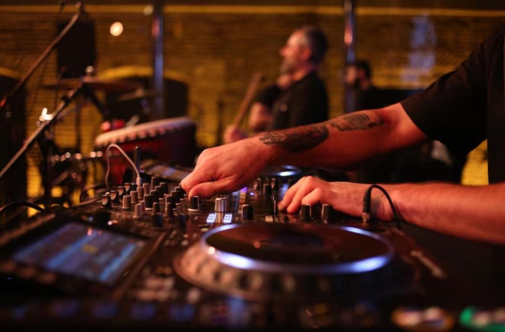 Groupe de musique et DJ : l’alternance idéale pour toute la nuit